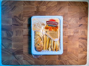 Продукт сырный ПАУТИНКА  Oktobersnack БЕЛАЯ (1 кг): Сыр Чечил АССОРТИ 150гр